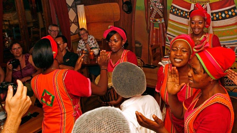 Servitriserna uppträder också med sång och dans på Africa Café.