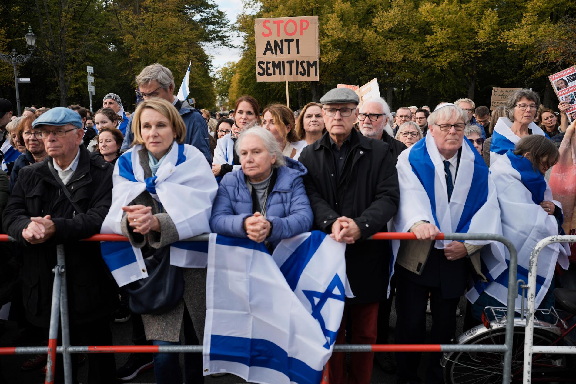 Antisemitism kan ta sig uttryck i olika former. Här en demonstration mot antisemitism i tyska Berlin 22 oktober i år.
