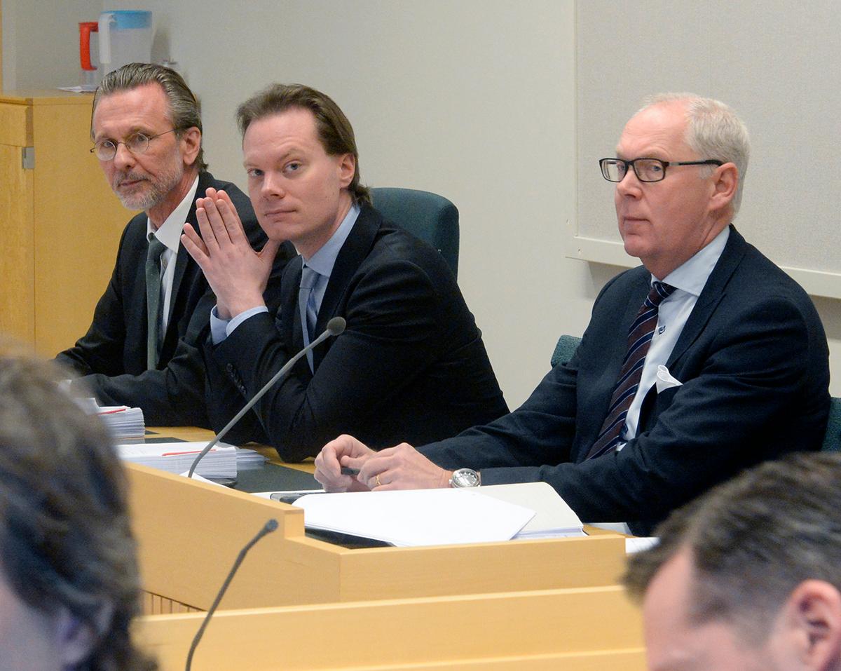Martin Kinnunen, i mitten, åtalas.