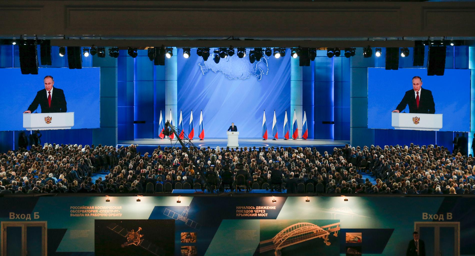 Rysslands president Vladimir Putin vid sitt tal till parlamentets båda kammare.