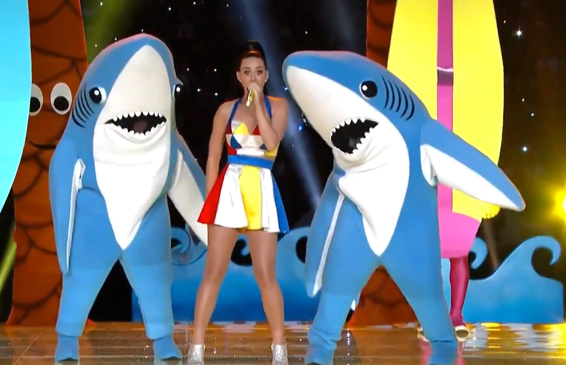 Katy Perry med sina showiga hajar under Super Bowl.