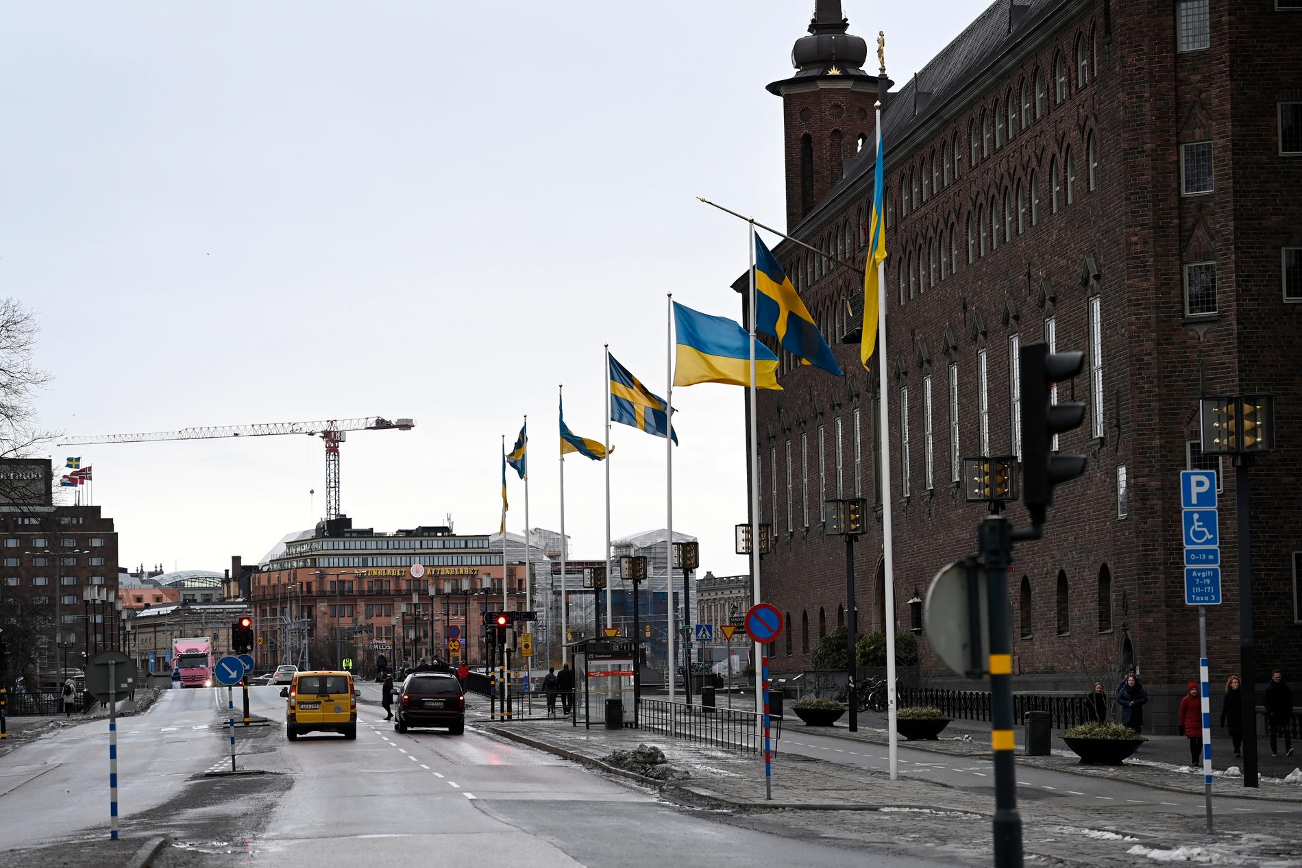 Stockholms stad flaggar för Ukraina vid Stadshuset.