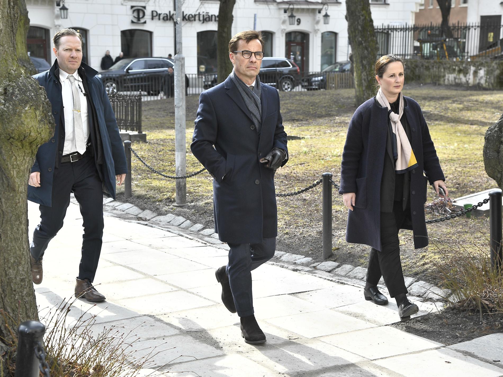 Moderaternas partiledare Ulf Kristersson anländer.