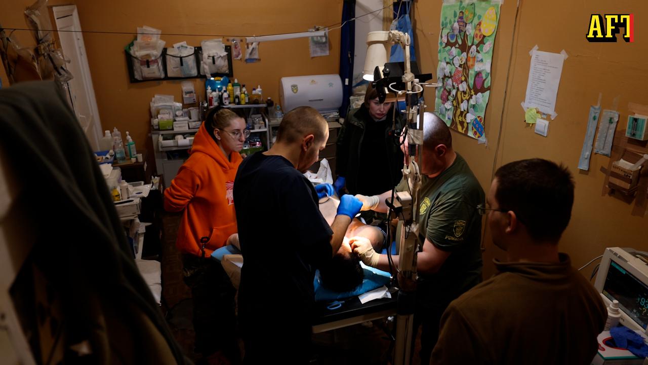 Operation i ett litet rum någonstans i Ukraina. 