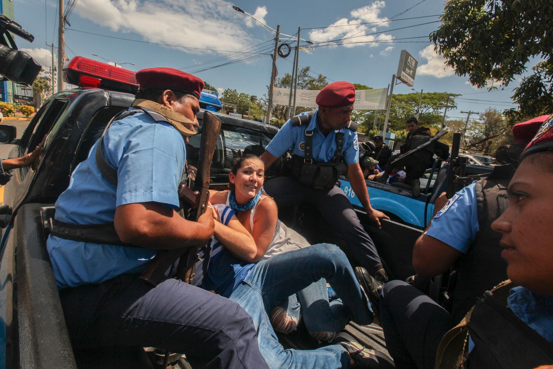Polis griper demonstranter i Managua, Nicaragua. Landets regering förbjöd oppositionella demonstrationer i september 2018.