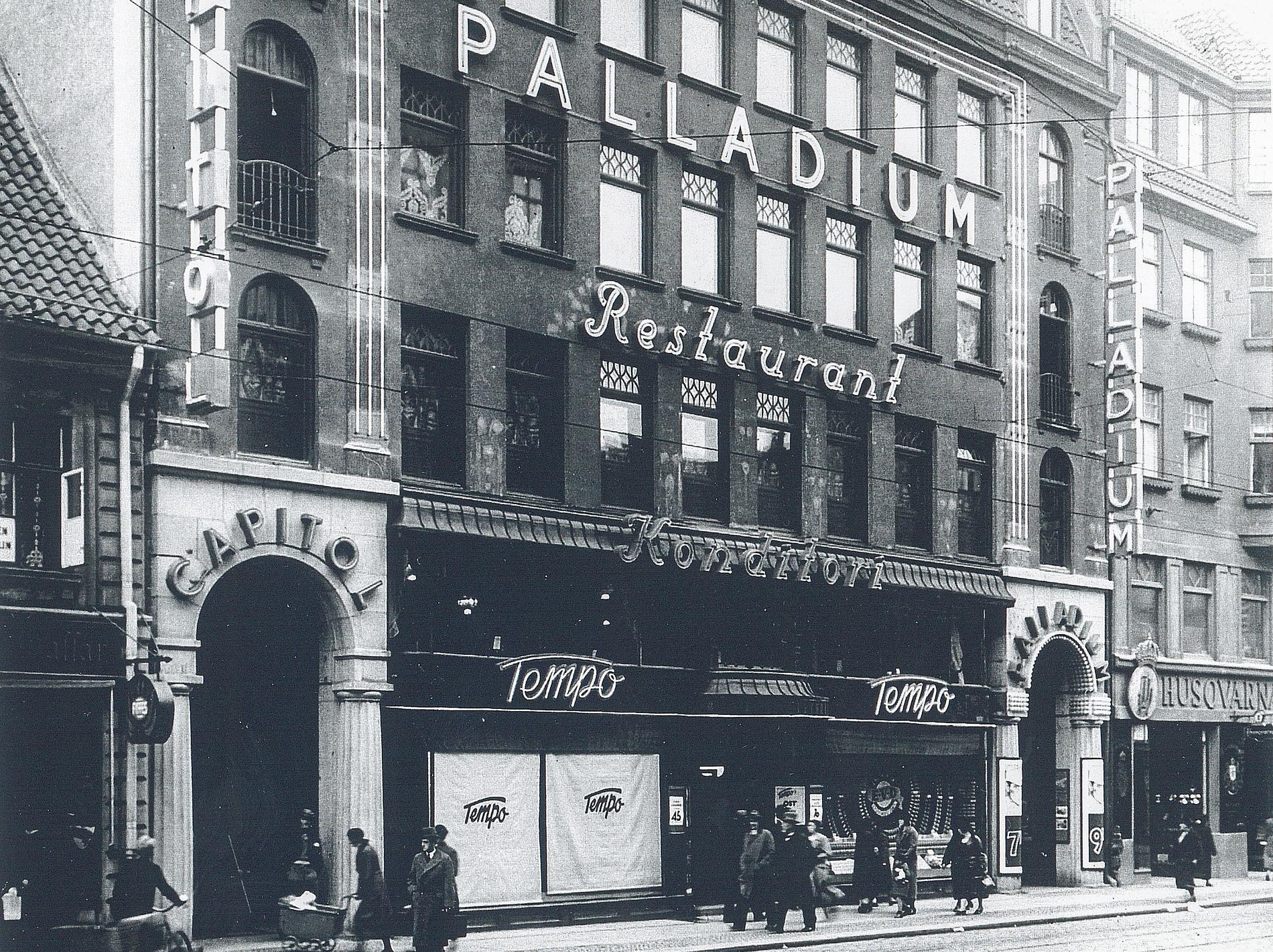 Fasaden längs Södergatan, efter 1934 då biografen Capitol invigdes. Troligtvis runt runt 1950.