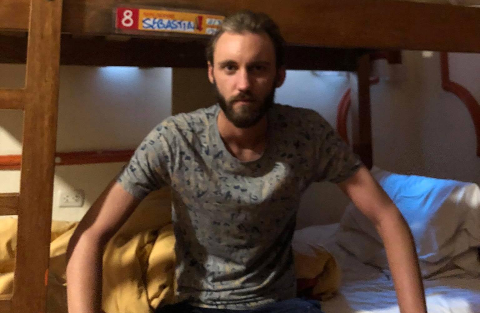 Sebastian, 26, är fast på det coronasmittade hotellet - och kan tvingas stanna på rummet i tre månader.