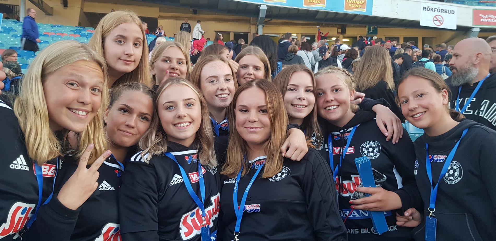 Vänersborgs FK:s F15-lag med bland annat Tilde Arvidsson och Amanda Löland-Skjeveland (trea och fyra från vänster på nedre raden) deltar i Gothia Cup. 