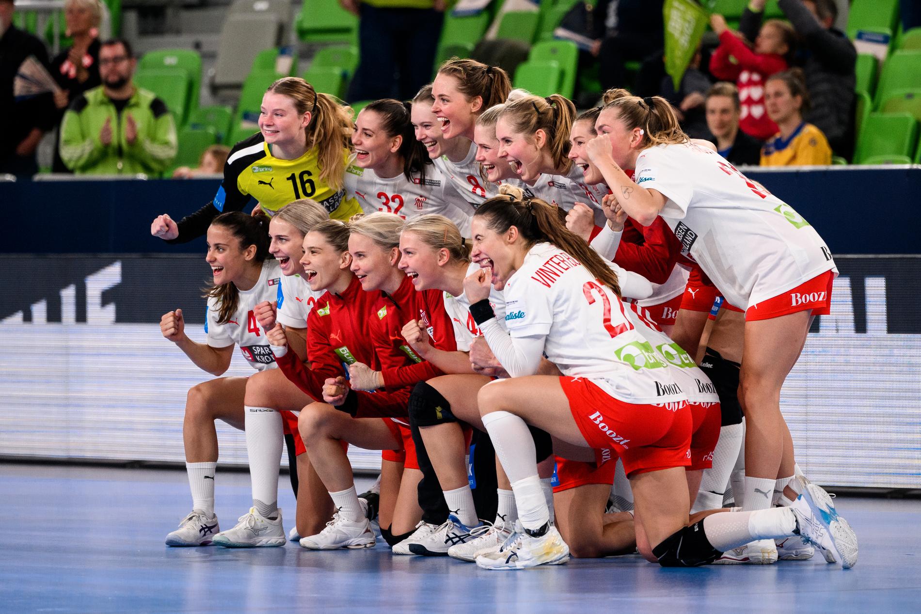 Danska spelare jublar efter segern mot Kroatien. 