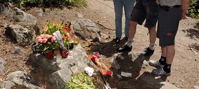 Många har lagt blommor och ljus till minne av den mördade flickan.