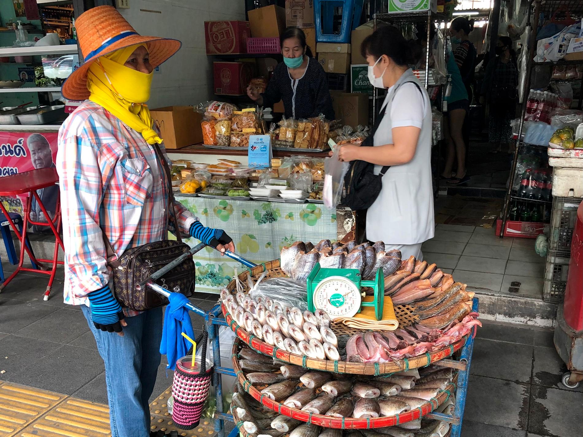 En marknad i Thailands huvudstad Bangkok. 76 procent av de thailändska arbetstagarna uppger att de fått sänkta inkomster under covidpandemin.