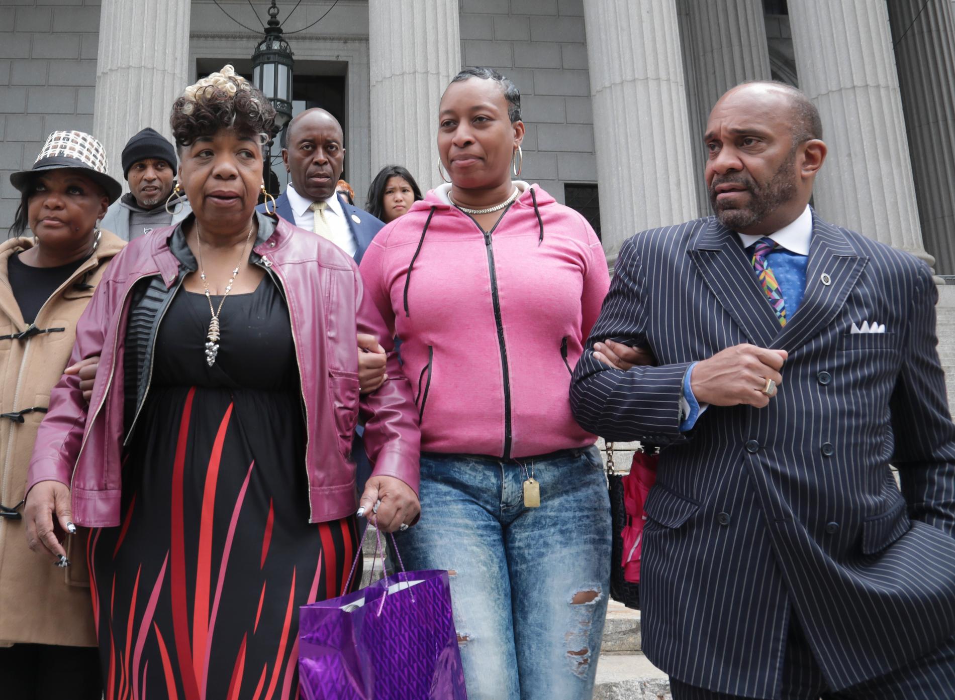 Eric Garners mamma, syster och kusin lämnar den interna rättegången vid polisens högkvarter i New York i måndags.