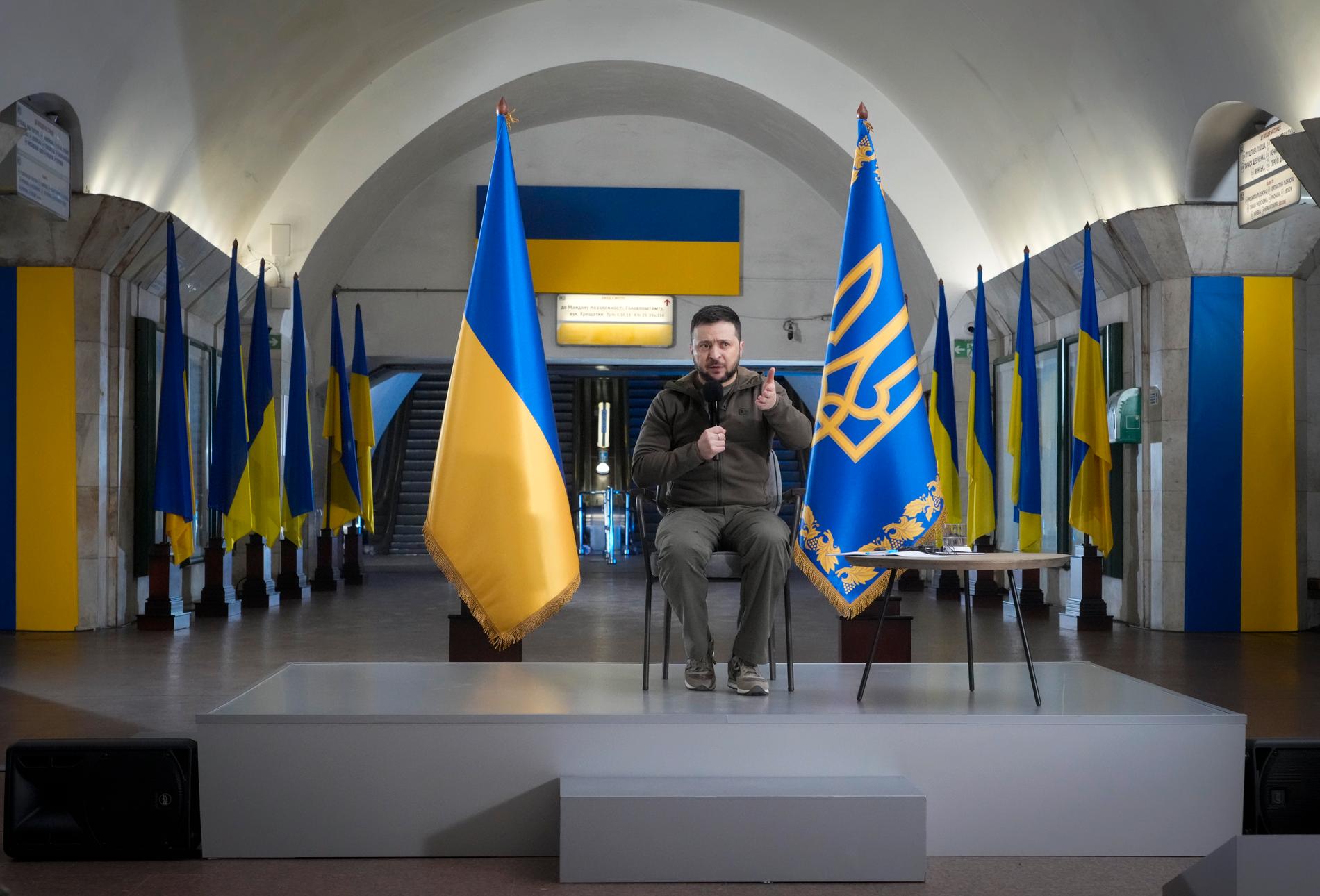Volodymyr Zelenskyj höll en presskonferens på en tunnelbaneperrong där han talade om situationen i Mariupol.