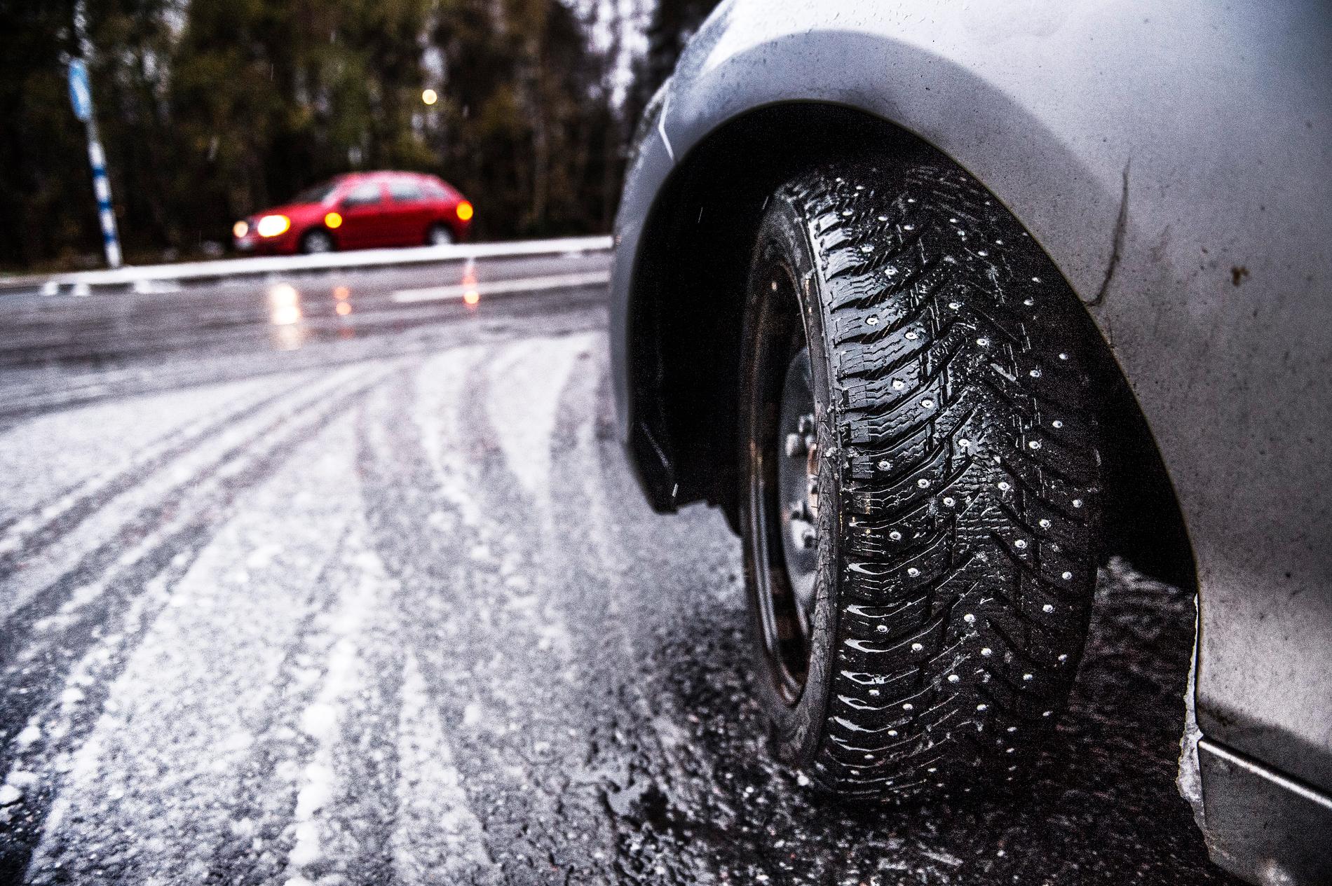 Bilister i Kalmar län bör ta det försiktigt på vägarna när snösmockan drabbar södra Sverige.