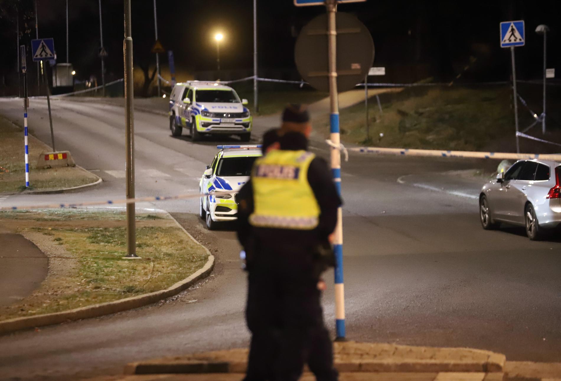 Polisen arbetar på platsen i Huddinge i södra Stockholm där en man sköts ihjäl på söndagskvällen.