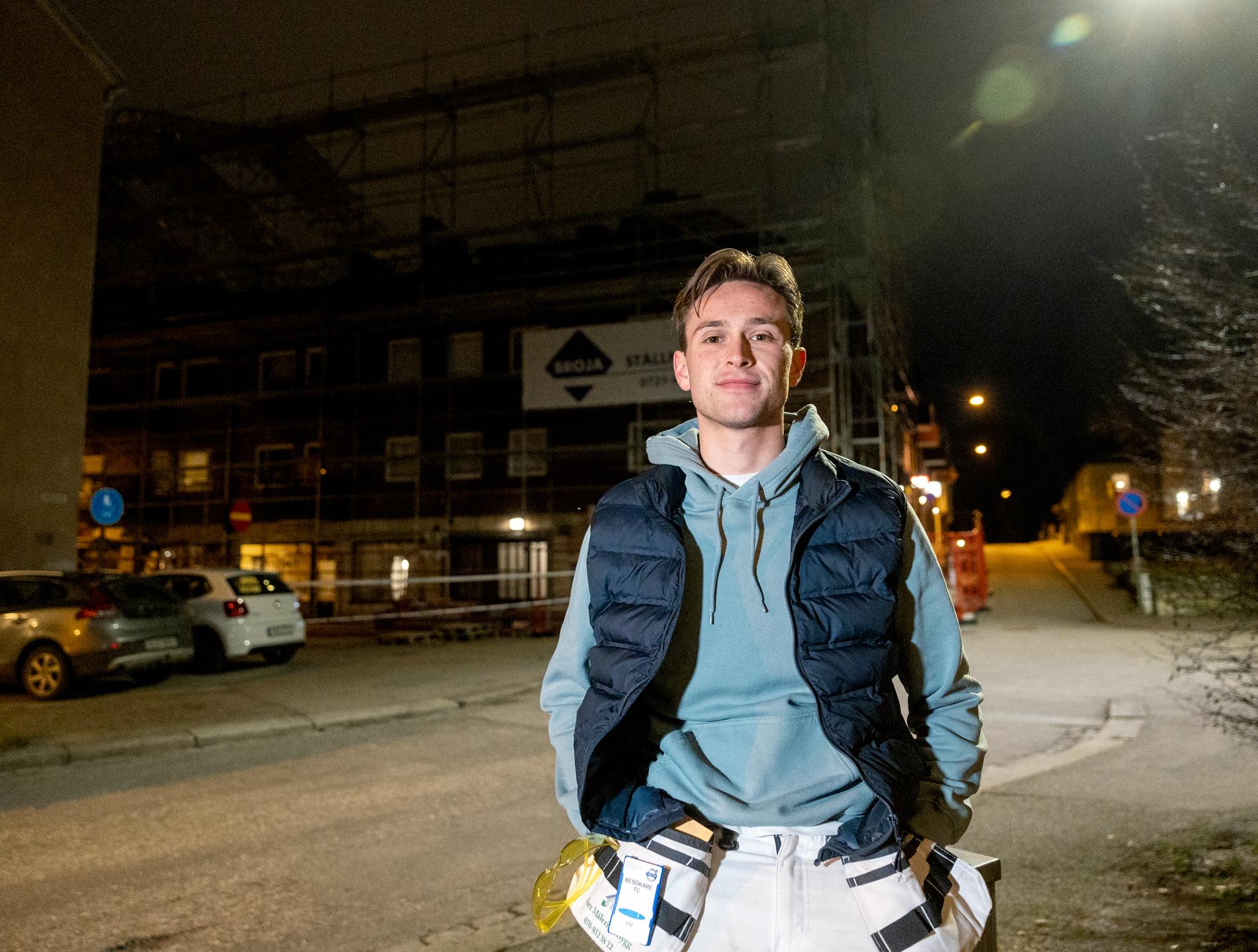 Adrian Nilsson, 24, utanför polisavspärrningarna på Eskilsgatan. När flerfamiljshuset började brinna stannade han kvar för att få ut grannarna i trapphuset: ”Det kändes jätteviktigt att göra det”.